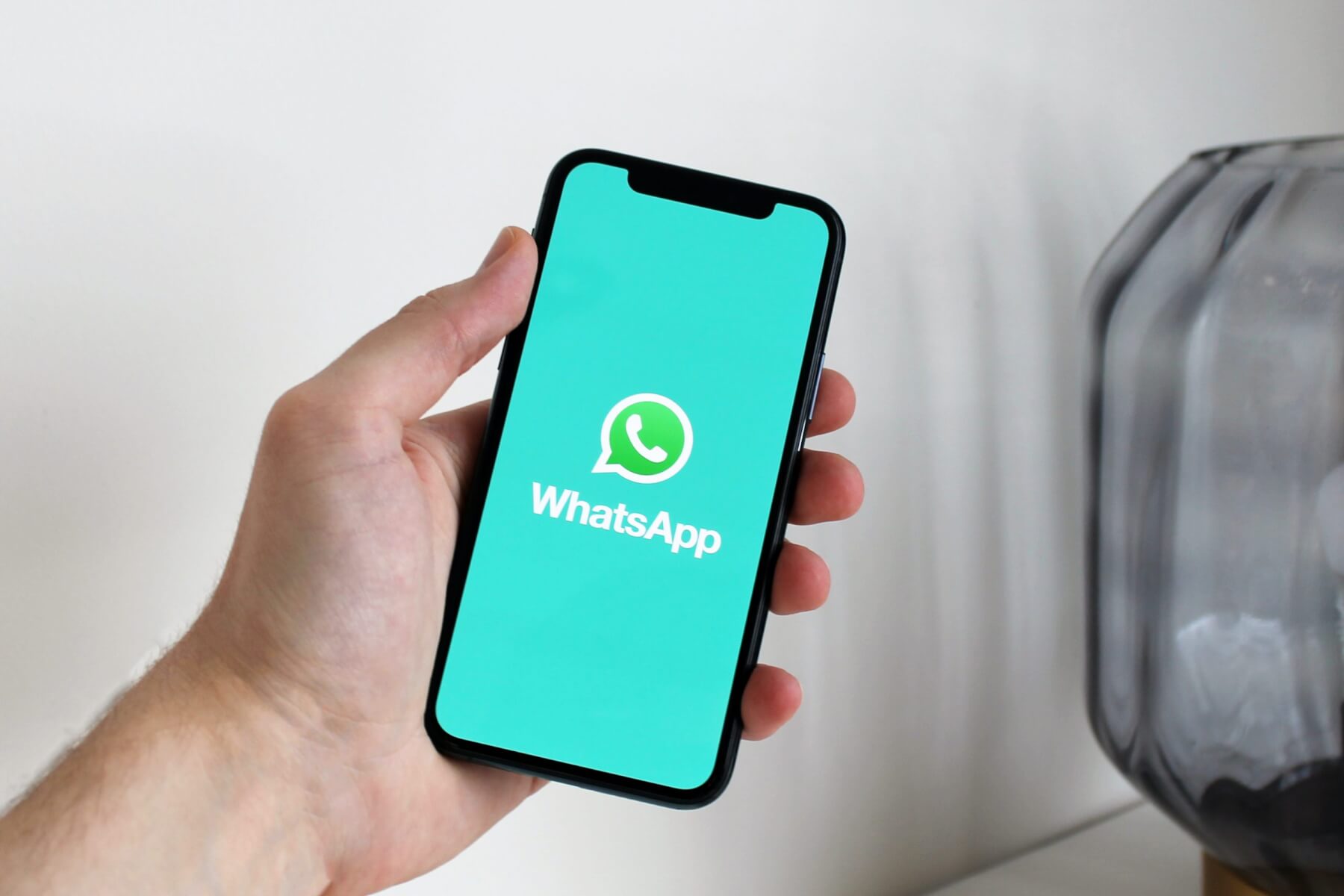 How to sell on WhatsApp: tips to make it your sales channel